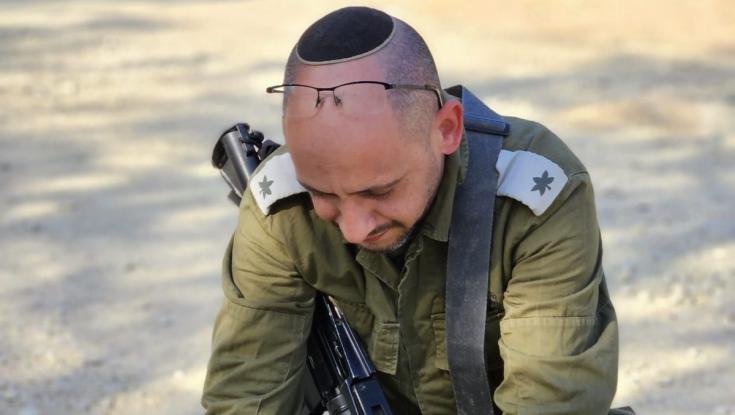 לא מפסיק לעבוד: המילואמניק מרשות העתיקות מצא כלי בזלת עתיק בשטח כינוס