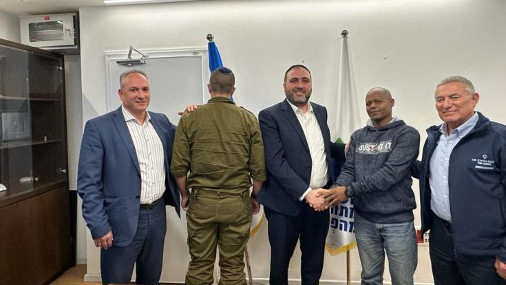 אריתראי הציל את חייו של הקצין הסרוג שדימם בזרועותיו - וקיבל תושבות ישראלית