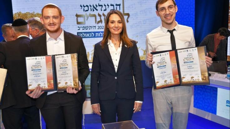 שני תושבי השומרון זכו בחידון התנ"ך הבינלאומי למבוגרים | צפו