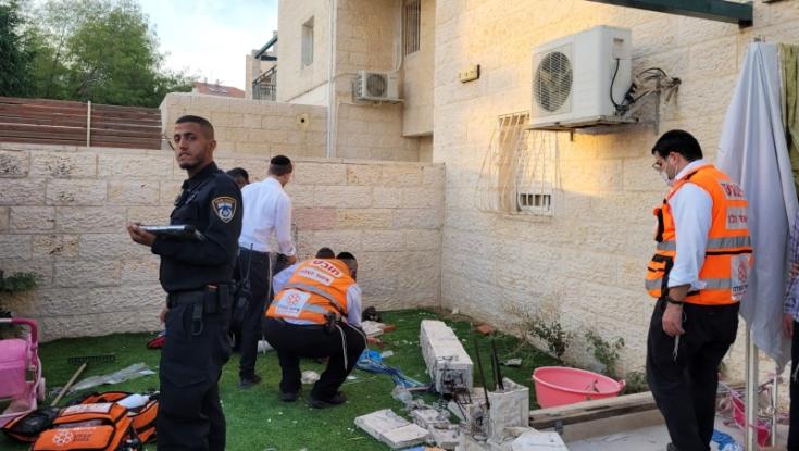 אירוע חריג בבית שמש: ילדים התנדנדו בערסל - עמוד בטון קרס עליהם