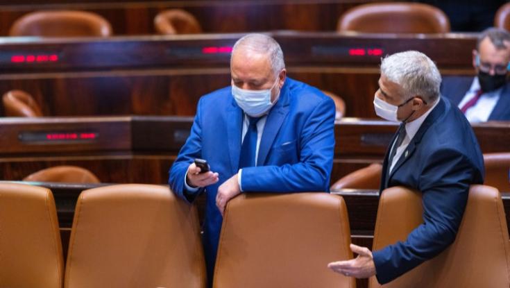 "חוק הקורונה החדש": לפיד וליברמן קיבלו פטור מישיבות קבינט הקורונה