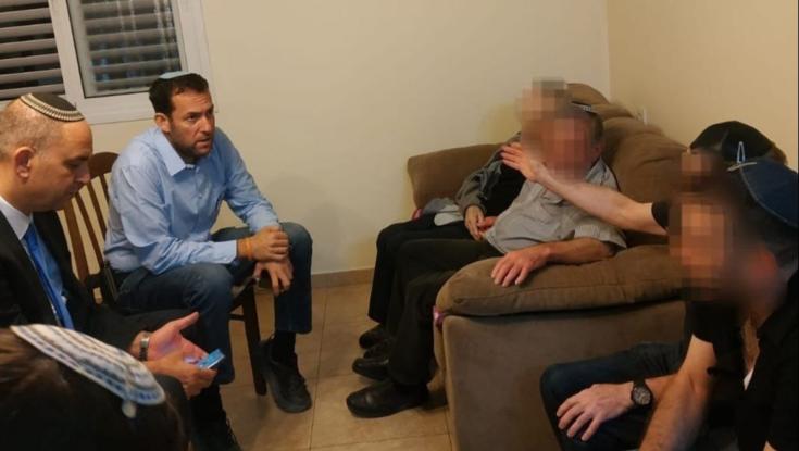 עם הרב לבנון בדיבורית: יוסי דגן ופעילי מטה V22 הוציאו משפחת אבלים בלוד להצביע