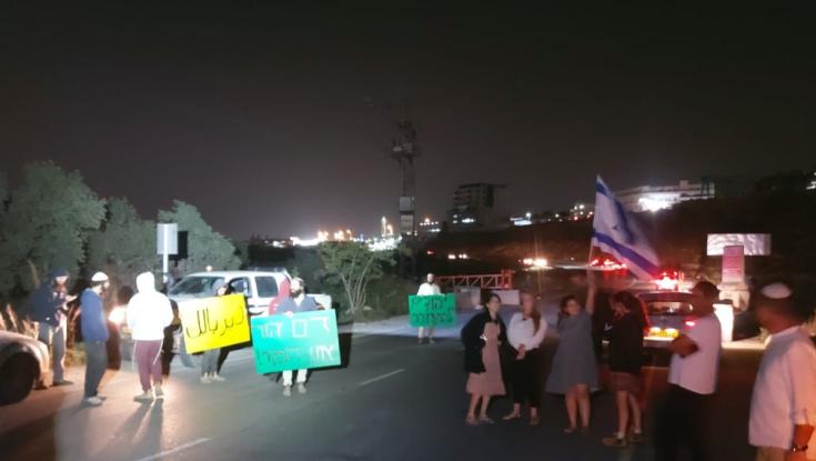 הפיגוע באריאל: עשרות יהודים חוסמים את הכניסה לכפר של המחבלים