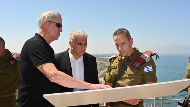 לפיד וגנץ בגבול הצפון: "התוקפנות של חיזבאללה עלולה להוביל להסלמה מיותרת"