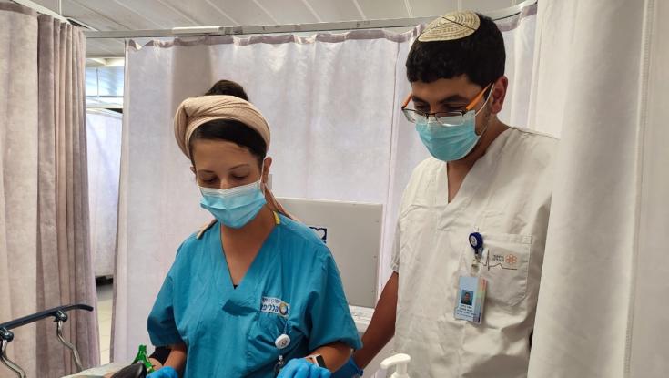 האחות והמתנדב: הזוג הסרוג שעשה דייט בחדר המיון