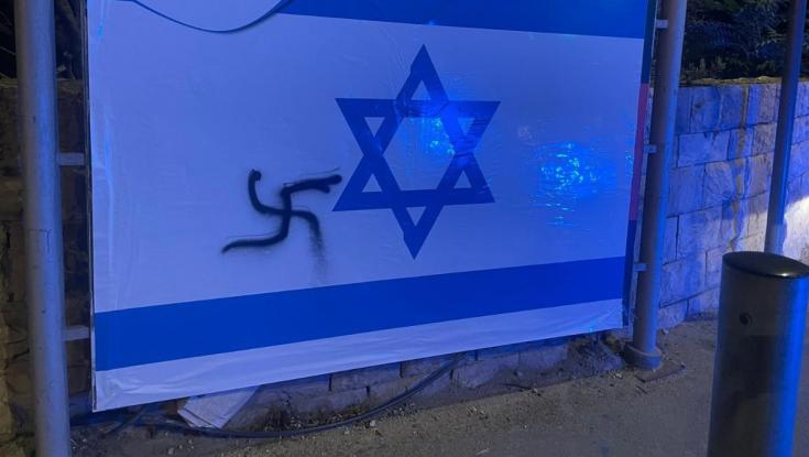 תושב ירושלים נעצר לאחר שריסס צלבי קרס על דגלי ישראל