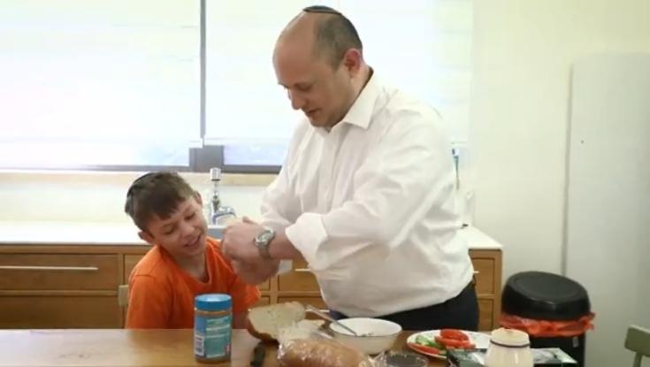 יום המשפחה שמח: נפתלי בנט מכין סנדוויצ'ים | צפו