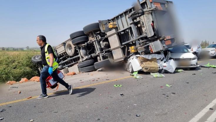 תאונה קשה בבאר טוביה: שלושה הרוגים בהתהפכות משאית
