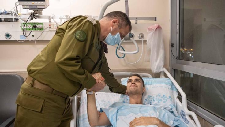 "עשה את כל המאמצים": כוכבי ביקר את הקצין שניצל בהתרסקות המסוק | צפו