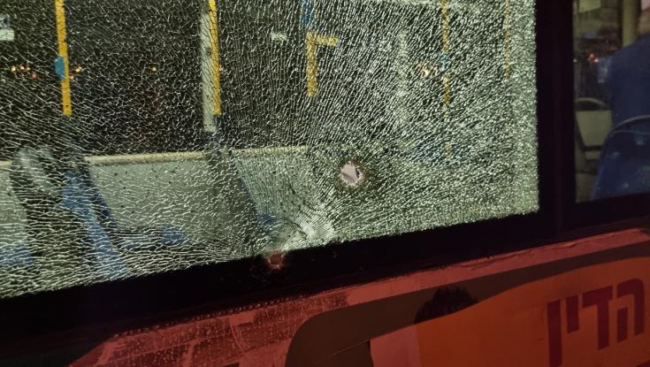 פיגוע סמוך לכותל: מחבל ירה לעבר אוטובוס ונמלט, שמונה פצועים