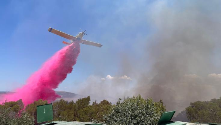 שריפה בגלבוע: צוותי כיבוי ו-6 מטוסים פועלים בשטח מיוער, אין סכנה לתושבים