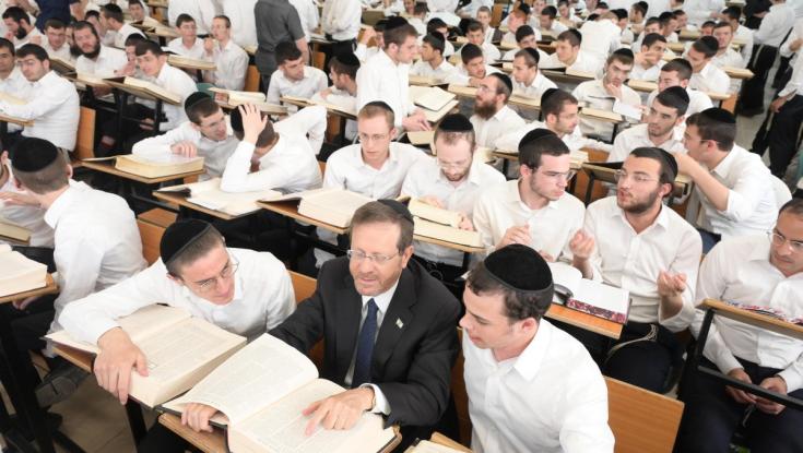 הנשיא הרצוג ביקר בישיבה חרדית, למד חברותא במסכת בבא מציעא והתמוגג: "תענוג גדול"