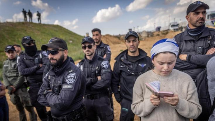 בדרך לחסימת כרם שלום: "אוטובוס שלם של מוחים נחטף על ידי שוטר"