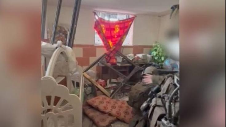תיעוד מלב הרצועה: פיר מנהרה לצד מיטת תינוק בחדר ילדים