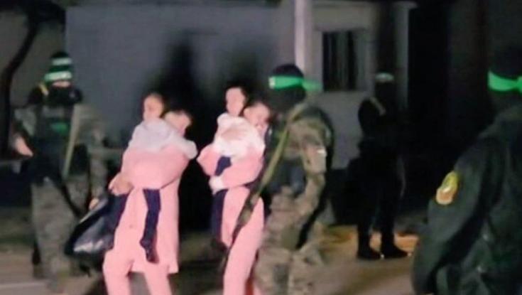 ברוך מתיר אסורים: 11 החטופים נכנסו לישראל