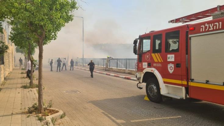 שריפת ענק משתוללת בשכונת הר חומה בירושלים