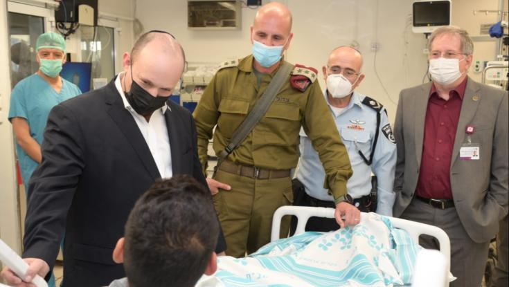 בנט בביקור אצל הלוחמים שנפצעו בג'נין: "אמיצים ונחושים"