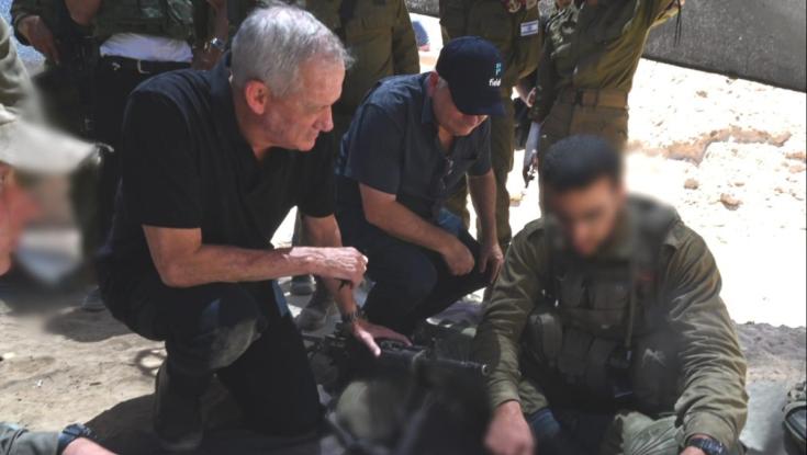 גנץ סייר באוגדת עזה: "חמאס יורה מתוך אוכלוסייה אזרחית"