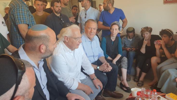 אחרי בנט ונתניהו: מייק פומפאו ודיויד פרידמן בניחום אבלים אצל משפחת רז
