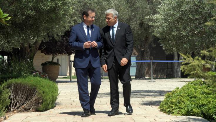 היום הראשון כראש הממשלה: אחרי יד ושם, לפיד בביקור אצל הנשיא הרצוג