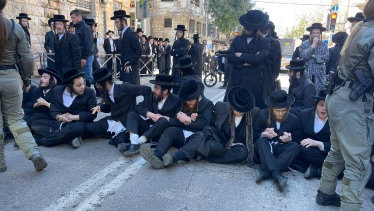 דקות לפני ההלוויה: חרדים חטפו את גופת הנער