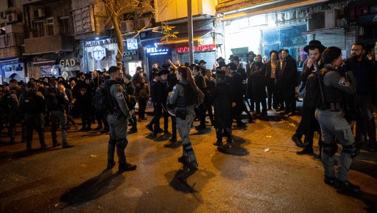 גז פלפל, ביצים ופרשים: מאות חרדים מפגינים בירושלים
