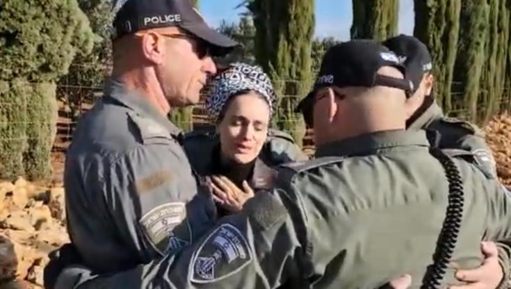 פינוי הכרם: סון הר מלך הוקפה בשוטרי מג"ב שחסמו אותה, הח"כ החדש נעמד לבד מול הטרקטור
