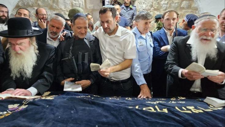 המפכ"ל שבתאי ביקר בקבר יוסף: "למען אחדות עם ישראל"