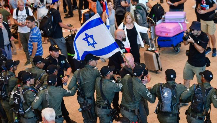 המחאה בנתב"ג: עימותים אלימים בין המפגינים למשטרה, 15 נעצרו