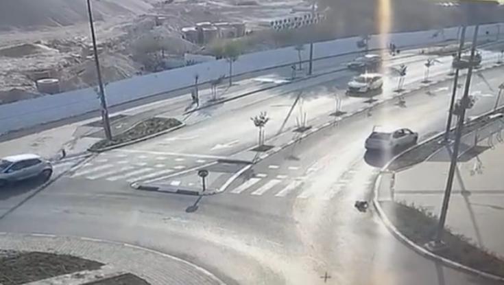 תיעוד מלחיץ: בן 3 עף מחלון הרכב במהלך נסיעה משפחתית