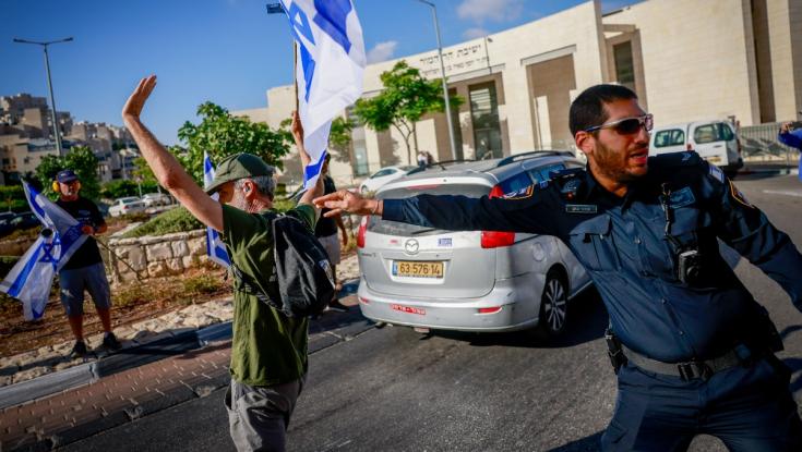 "המנוע של ההפיכה המשטרית": עשרות מפגינים מול ישיבת הר המור