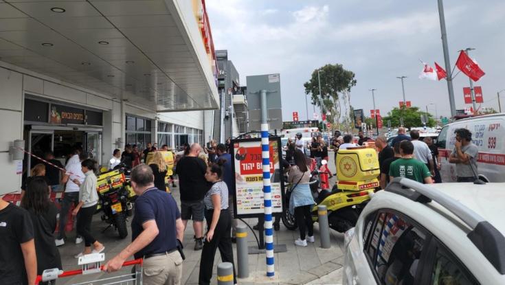 יהוד: חמישה פצועים מפגיעת רכב שהתנגש במרכז מסחרי