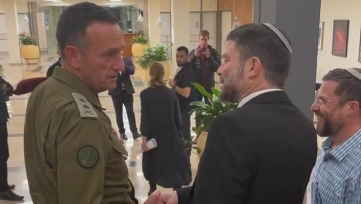 סמוטריץ והרמטכ"ל תועדו מסתודדים במדרגות הכנסת - הלוי התייחס לדיווח