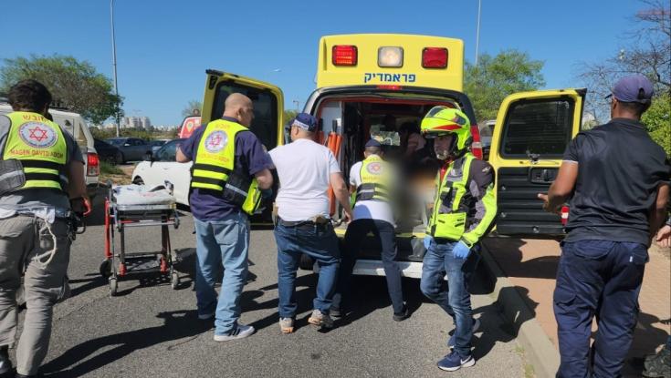פיגוע דקירה בצומת צריפין: שני חיילים נפצעו בינוני וקל, המחבל נוטרל