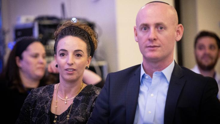 עזר כנגדה: שמוליק סילמן מראיין מועמדים ללשכתה של אשתו
