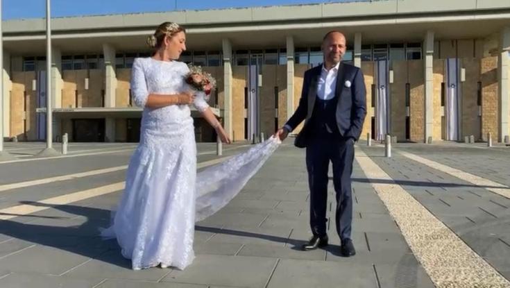לכבוד ט"ו באב: סיפורה המרגש של הכלה שבחרה להצטלם מול הכנסת