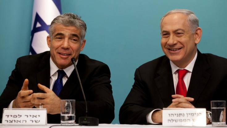 רק אחד מחייך: התמונה הנדירה של לפיד ונתניהו
