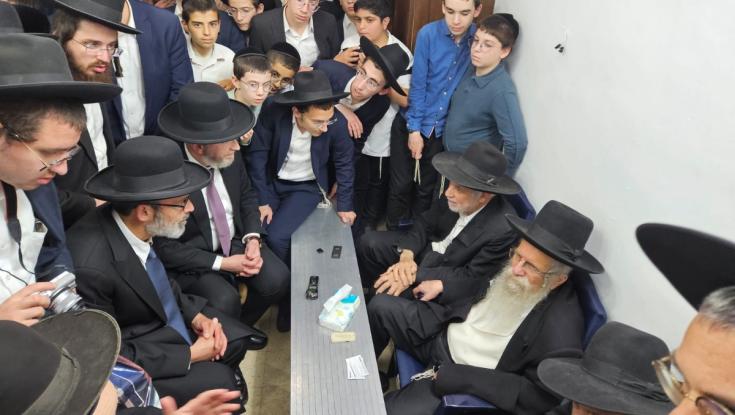 ברקע המתיחות מול גפני: המועמד הסרוג לרבנות הגיע לנחם בבית משפחת אדלשטיין
