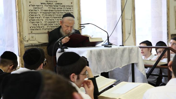 רק לחם ומים: ההוראה של ראשי ישיבת פוניבז' בעקבות ספר התורה שנפל