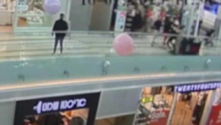 אגרופים באמצע קניון בבית שמש: 3 קטינים תקפו צעיר בשל חוב על סמים