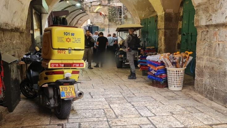 שלושה שוטרים נפצעו בפיגוע דקירה בכניסה להר הבית - המחבל נוטרל