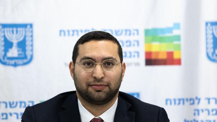 בזמן שפינה את אביו לבית החולים: מפגינים חסמו את דרכו של השר