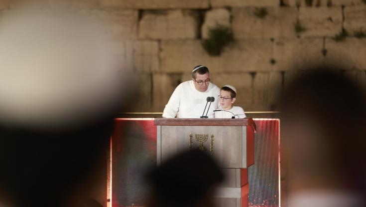 מצמרר: אח הנרצחים אמר קדיש בערב בר המצווה