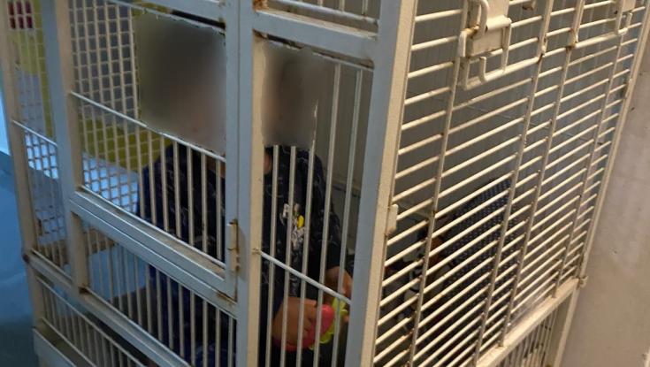 מחריד: תינוק בן שנה נמצא כלוא בתוך כלוב ברזל