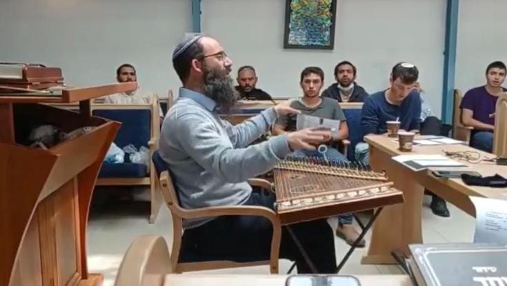 פיוט מזרחי עם ניגון חסידי: המיזם שמחבר את בני הישיבות לעולם התפילה הספרדי