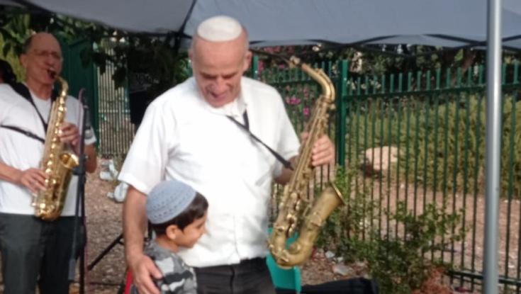 מרגש: האחיין של הנרצח עלה לכיתה א' והסב ניגן לכבודו