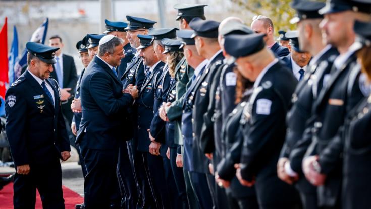 טקס חילופי השרים בין בר-לב לבן גביר לא עבר חלק: "איימו לפגוע בי"
