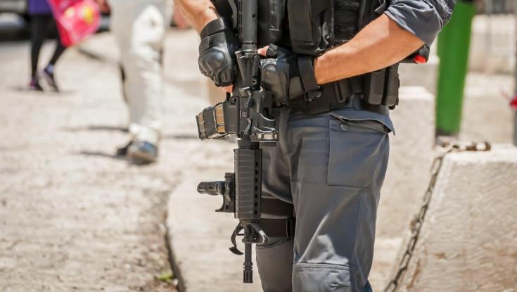 ניצלו את תפקידם: 2 שוטרים מואשמים בביצוע עבירות נשק