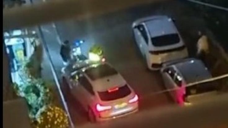 האלימות בכבישים לא פוסקת: רוכב קורקינט תקף נהג באמצעות הקסדה