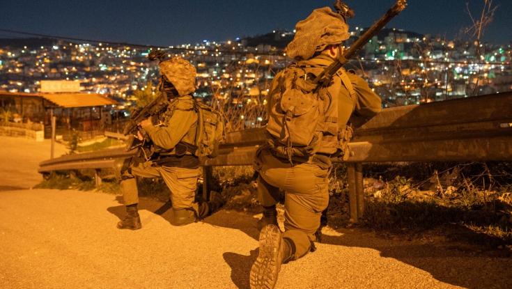 אבנים וצמיגים בוערים: כוחות הביטחון עצרו 23 מחבלים ביהודה ושומרון